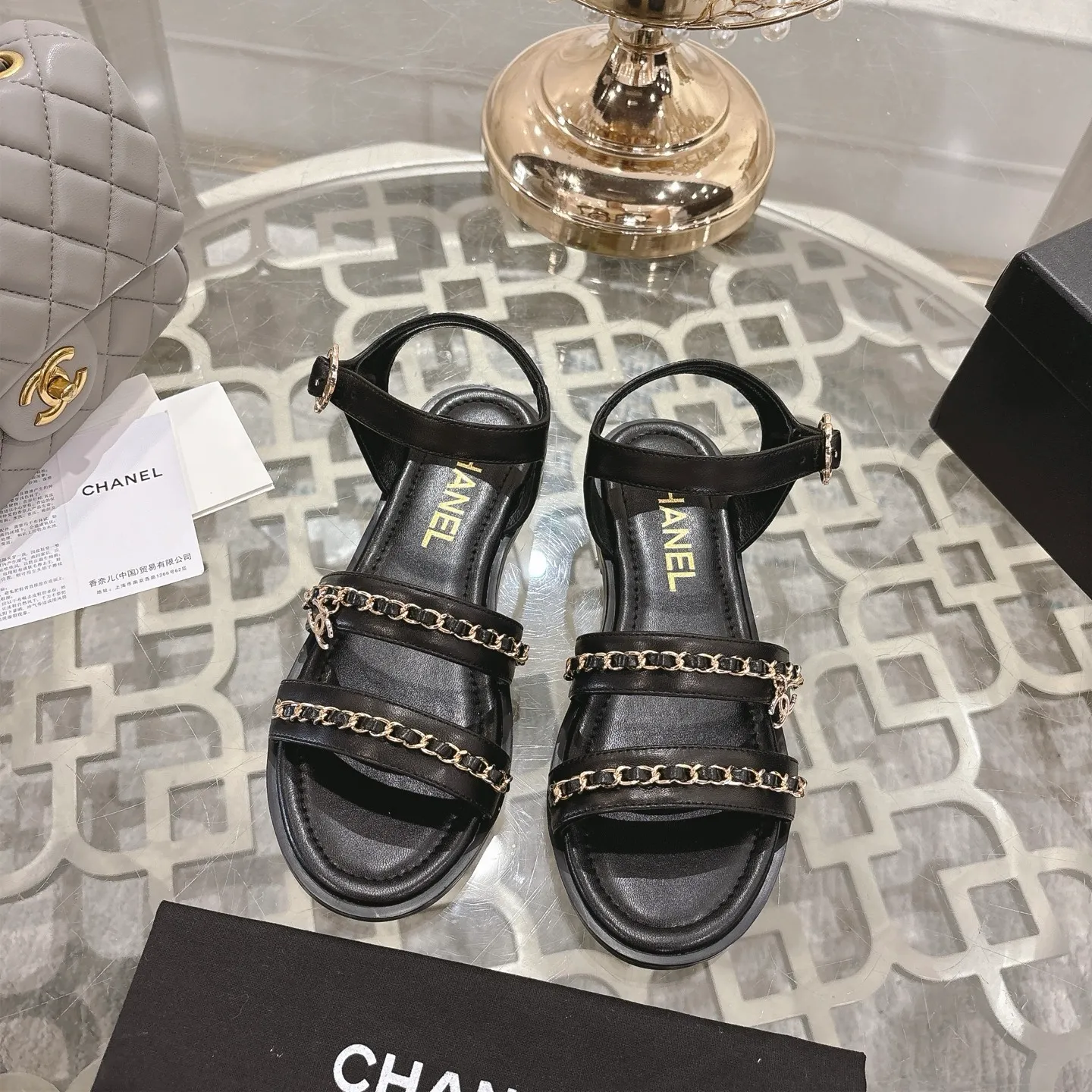 👟👟Ex-factory price 560👟👟Chanel Xiaoxiang 2025ss spring and summer latest catwalk fashion chain decoration top quality! Accurate to 1:1, light luxury without tiring the feet, the upper foot can be matched with spring and summer clothes at will, highlighting texture and taste, simple yet luxurious appearance, even if it is just a pair of sandals, it is definitely a must-have pair in the summer shoe cabinet. Upper: imported lambskin. Lining: imported sheepskin lining. Outsole: original customized outsole. Size: 35-40 (40.41.42 custom-made, non-returnable)